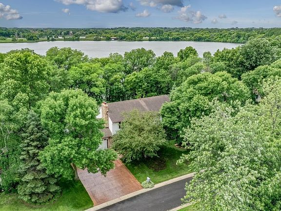 Lovely setting on the lake