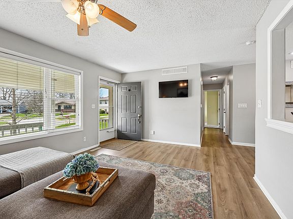 5th image of 108 Sandburg Ct