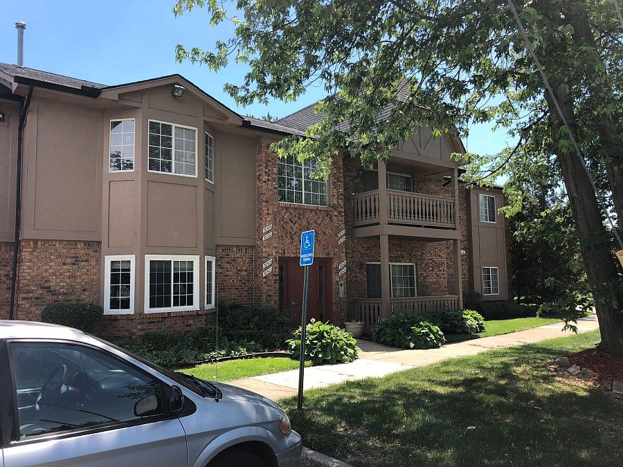 2nd image of 30536 Oakridge Manor Dr