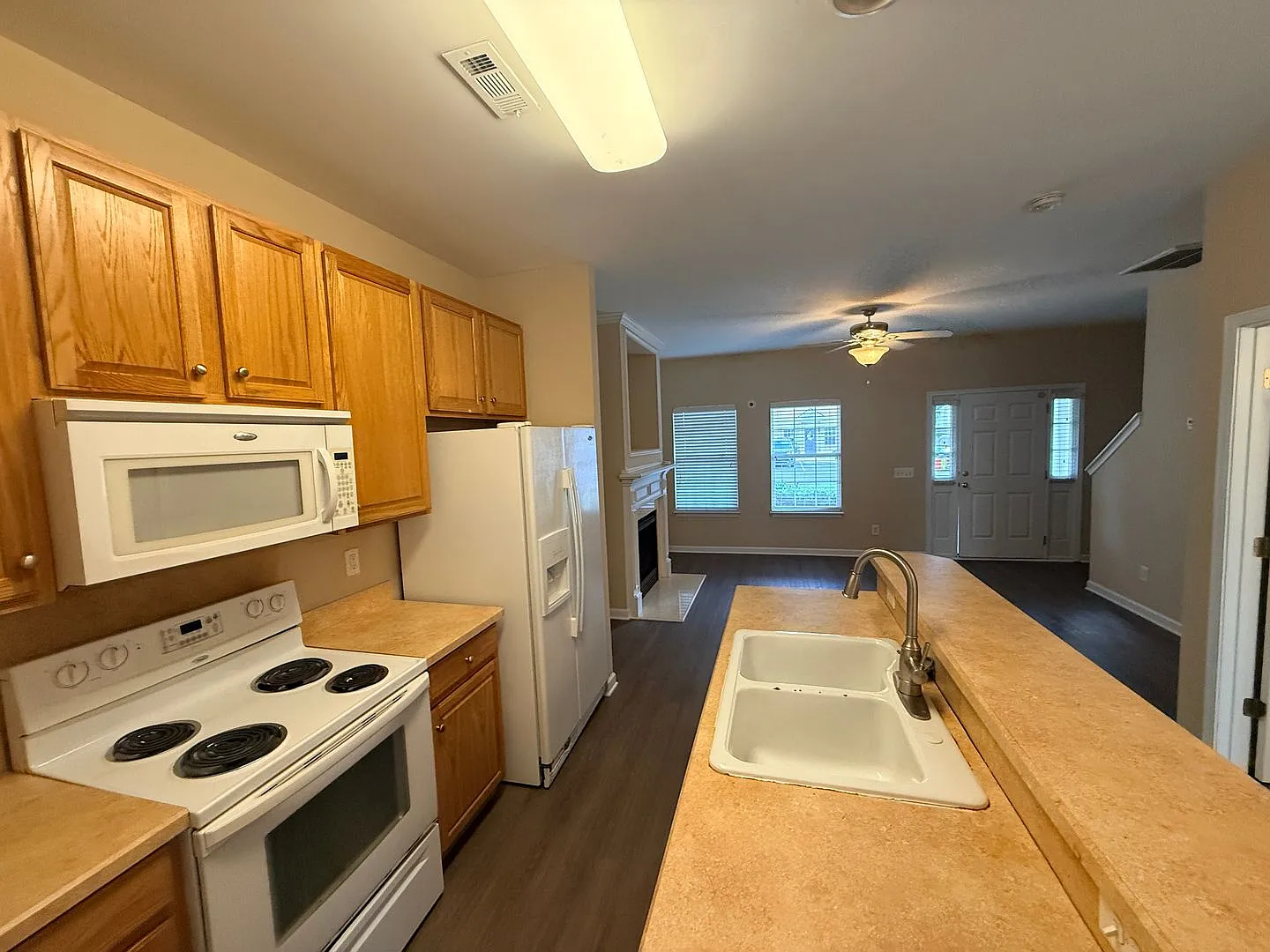 Beautiful Townhome! — Photo 4