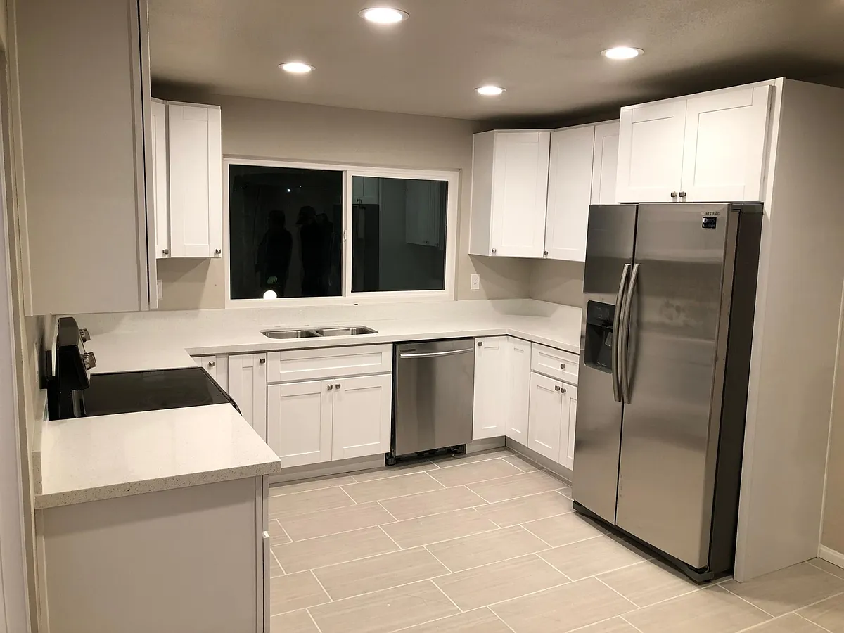 Kitchen - 469 E Bradley Ave #10