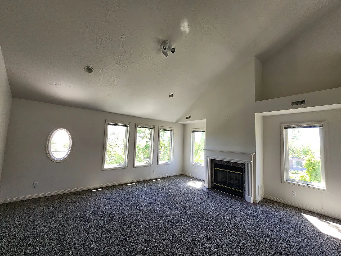 Aves Stunning 2 bd 2 bath Condo! Vaulted Ceilings! Garage! — Photo 3