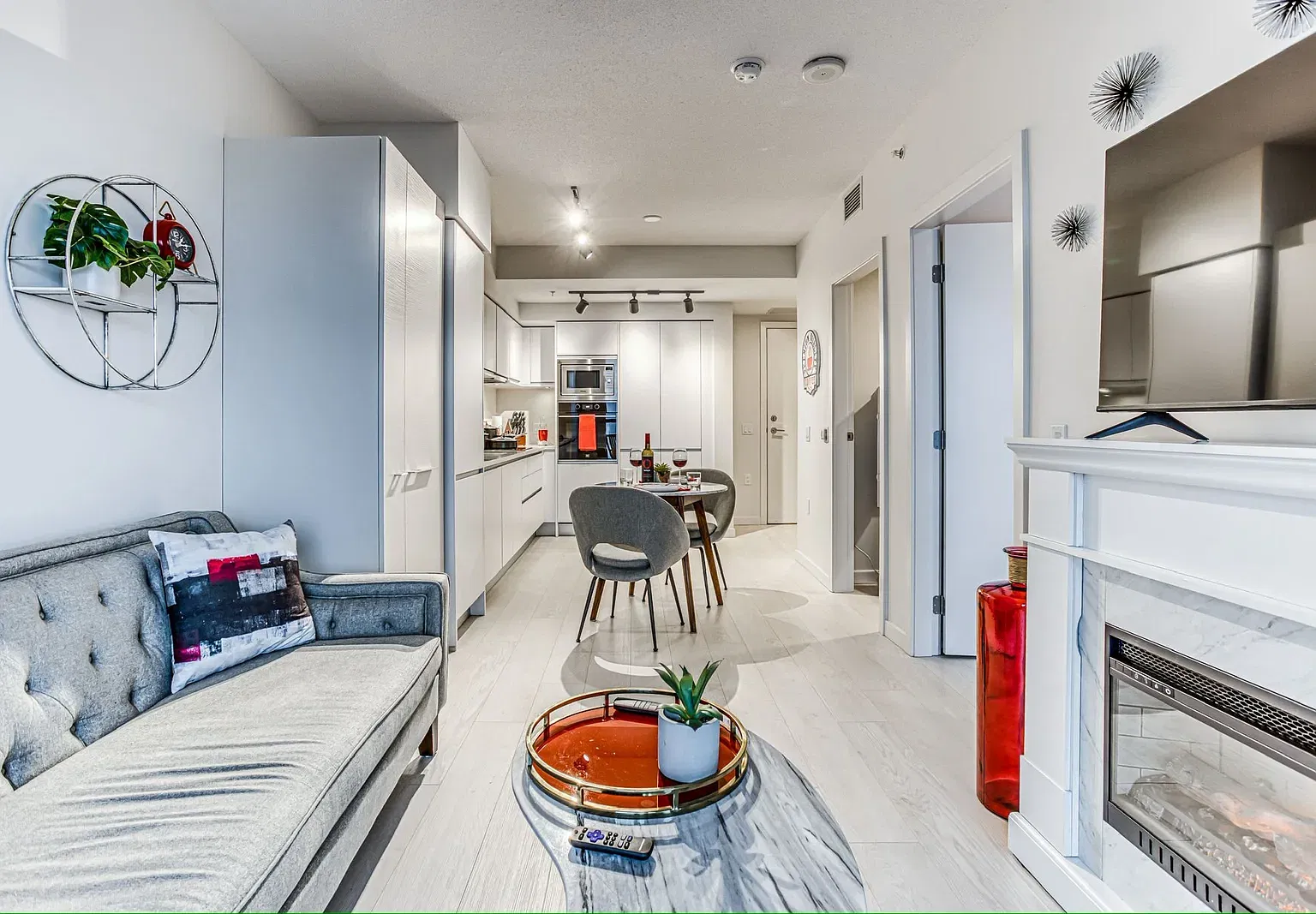 Fully Furnished, 90 Day Minimum - 1 Bed + Den in Olympic Village, Vancouver — Photo 2