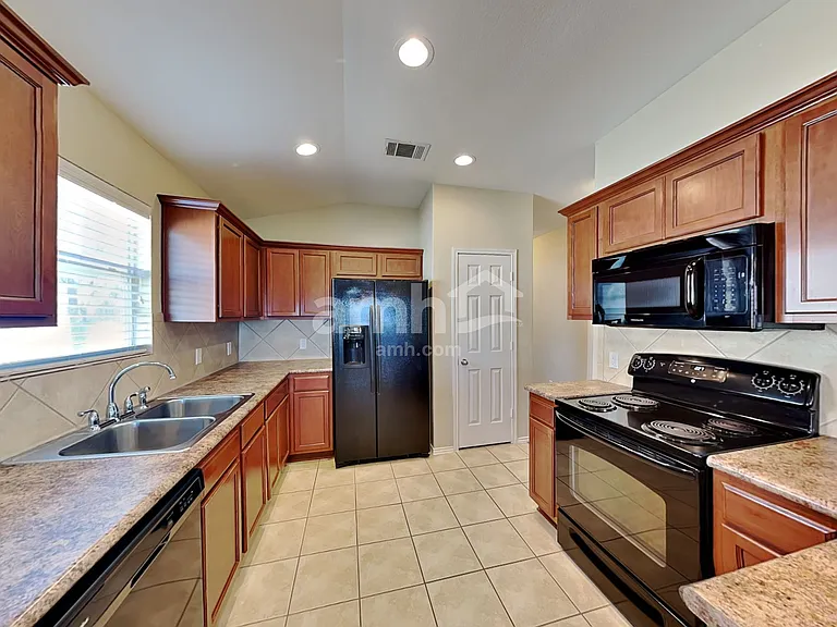 765 Tomah Dr — Photo 3