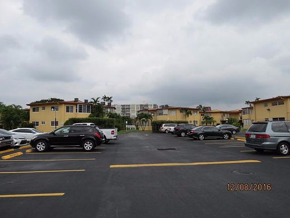 Exterior Neighborhood (street photo)
