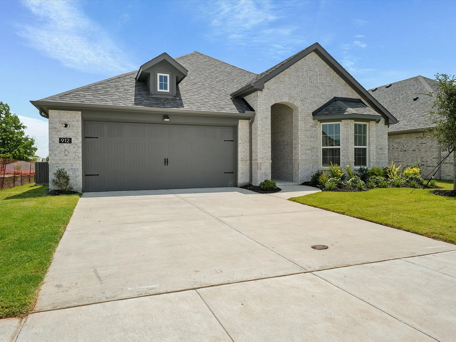 4 bed, 1988 sqft, $2,499 — Photo 2