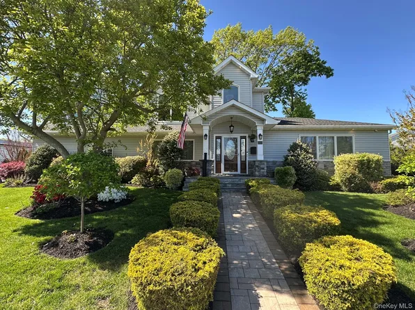 752 Kensington Court, Westbury, NY 11590