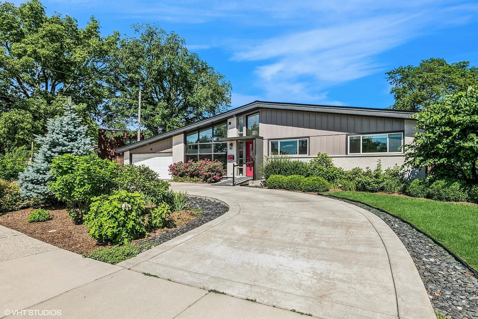 319 E Huntington Ln photo 1