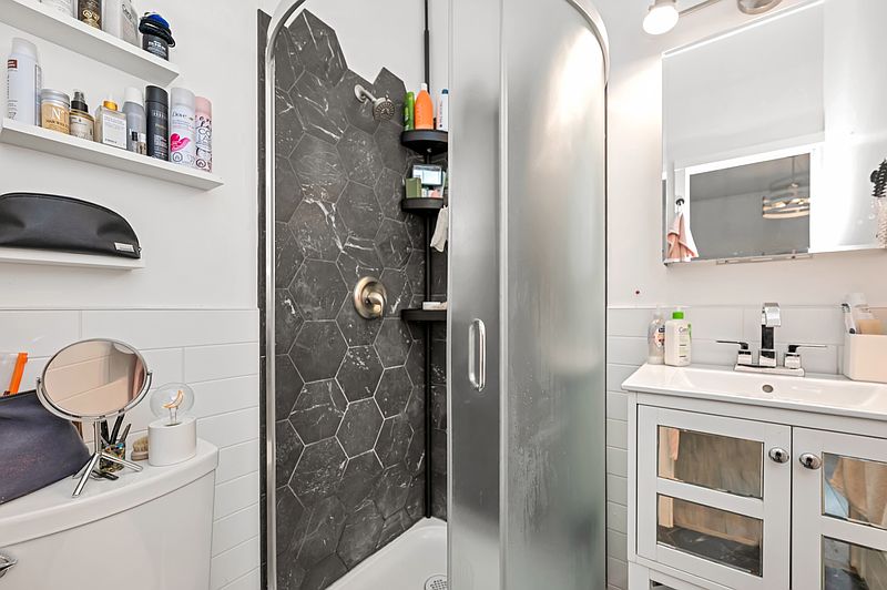 Saanich House for rent - 1 Bedroom — photo 4
