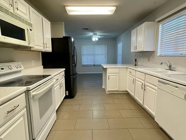 1482 W Elgin St — Photo 9