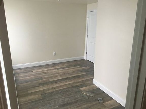 4th image of 323 College St Unit 10