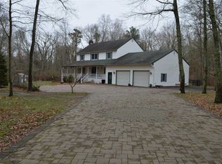 32 Wildwood Rd, Ridge, NY 11961