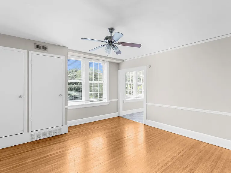 Charleston Court — Photo 20