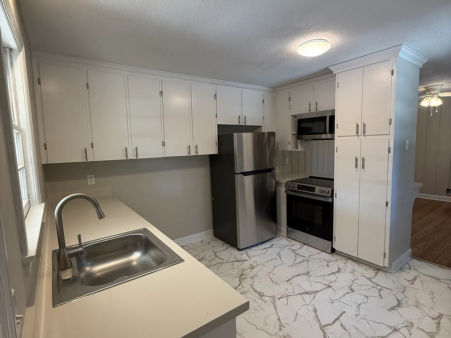 3 bed, 1.5 bath, 1319 sqft, $1,600 — Photo 2