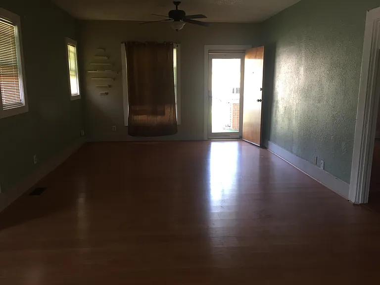 402 S Phoenix Ave — Photo 12