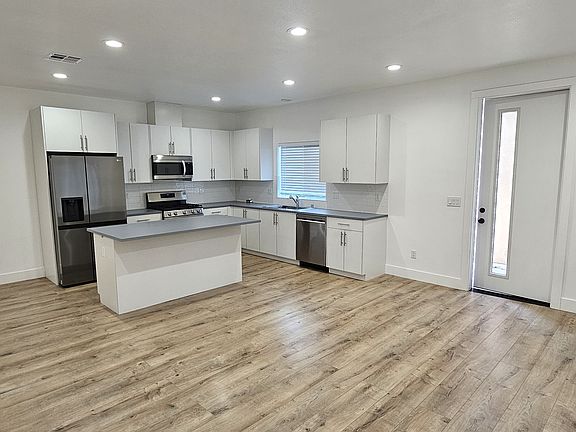 3rd image of 431 Jasmine Ave
