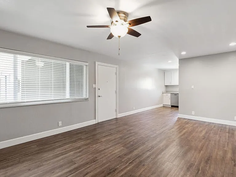 Coral Gardens Apartments — Photo 10