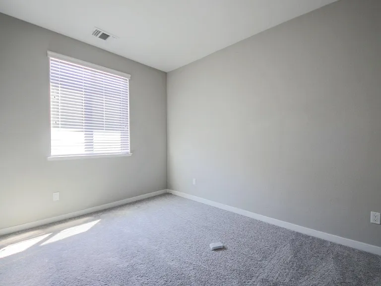 1579 Pratt Pl — Photo 19