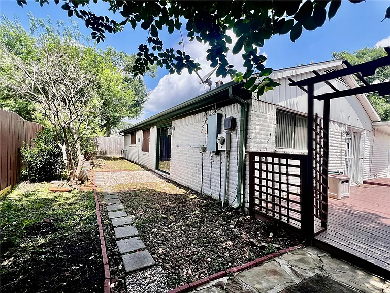 13819 Wickersham Ln — Photo 18