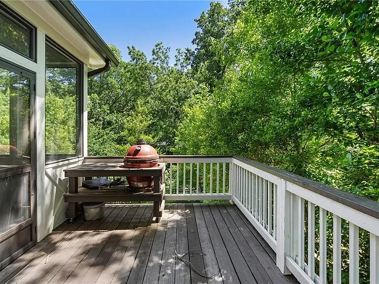 663 Yorkshire Rd NE — Photo 49
