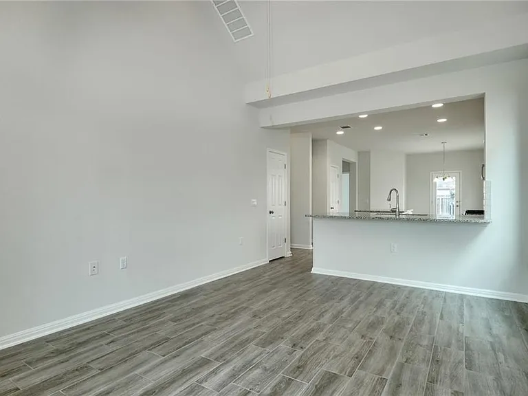 801 Falkland Trce — Photo 2