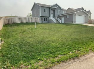 1801 Rivers Edge Dr SE, Minot, ND 58701
