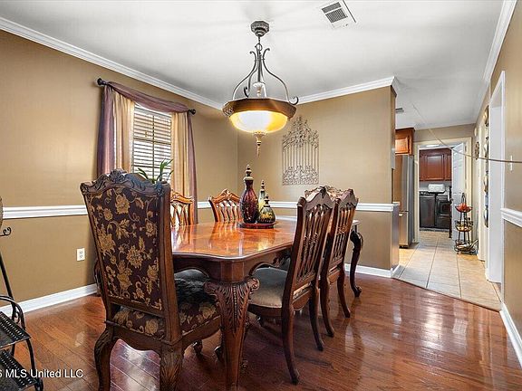 5th image of 458 Lee St