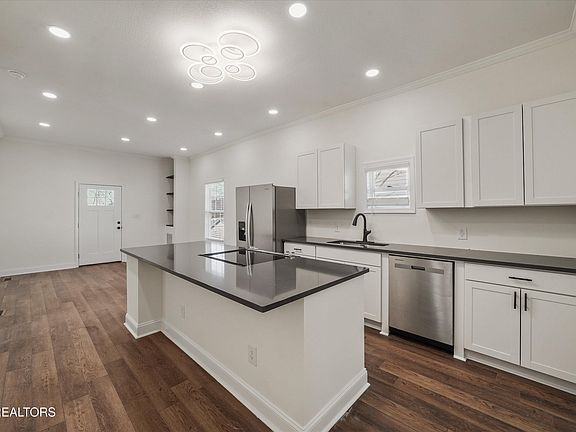 5th image of 822 Vermont Ave