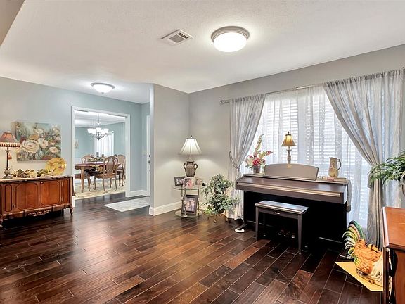 3rd image of 406 Trailwood Cir