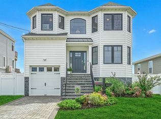 20 Kent Pl, Amity Harbor, NY 11701