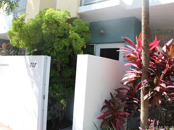 Entrance courtyard 707 2nd St