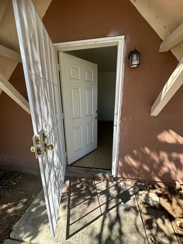 2 bed, 1.0 bath, 864 sqft, $1,700 — Photo 2