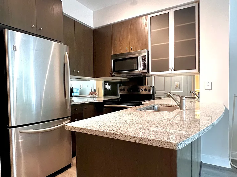 21 Scollard St #203 — Photo 7