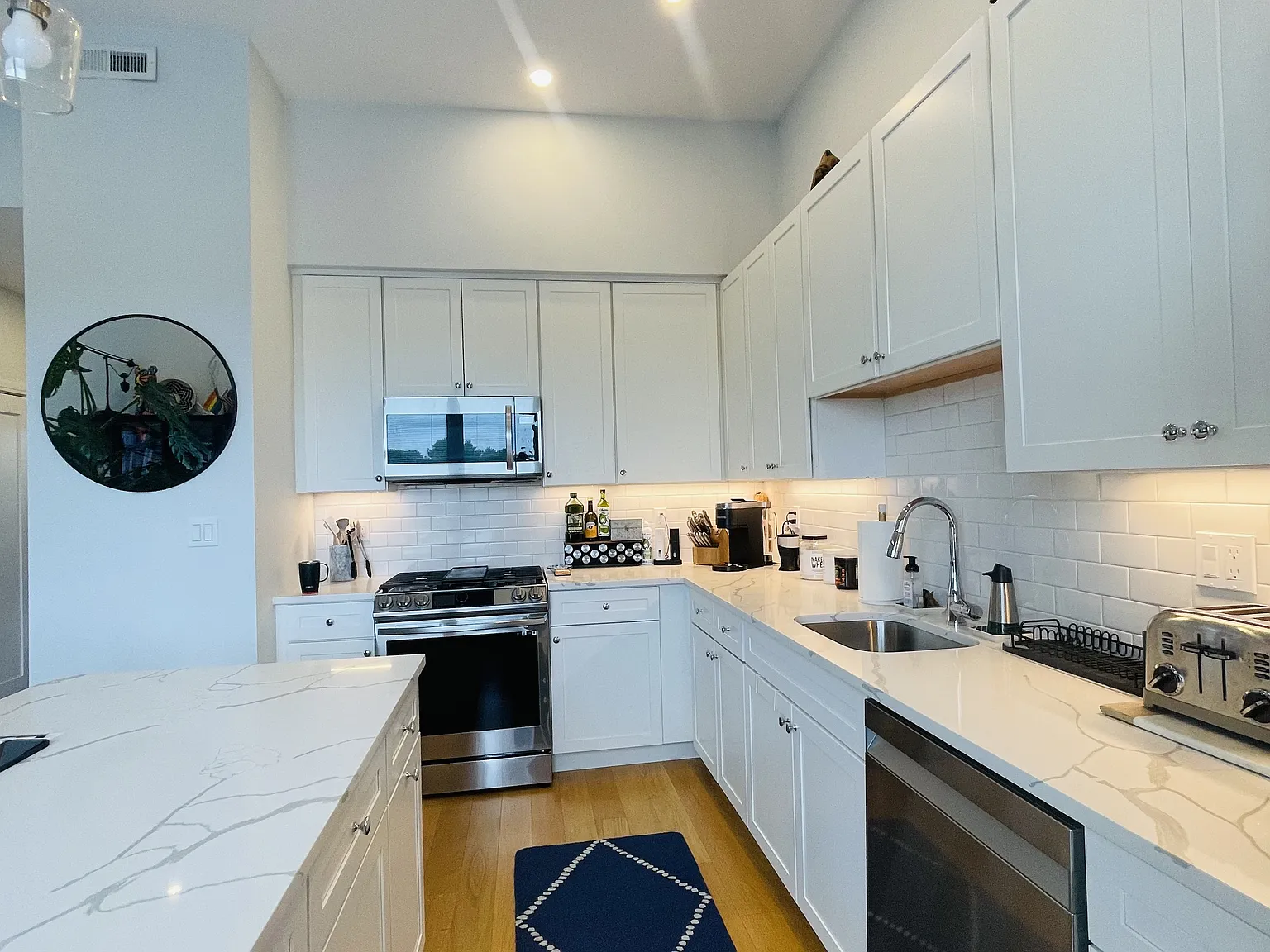 2 bed, 2.0 bath, 850 sqft, $3,300 — Photo 3