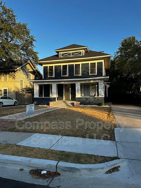 3 bed, 3.0 bath, 2300 sqft, $2,300 — Photo 2