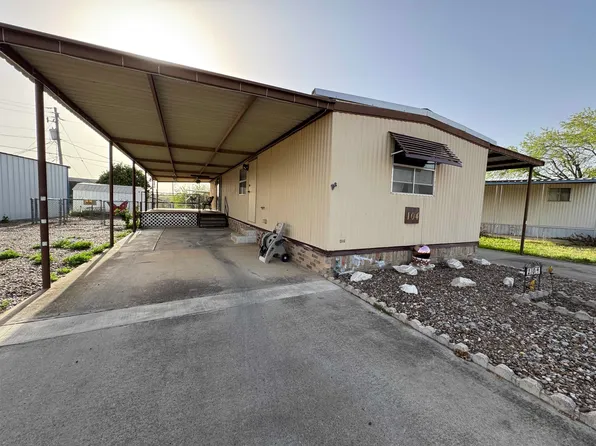 104 Blossum Blvd, Zapata, TX 78076