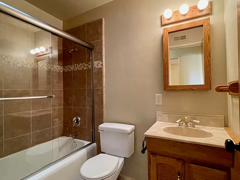 276 Daly Ave — Photo 12