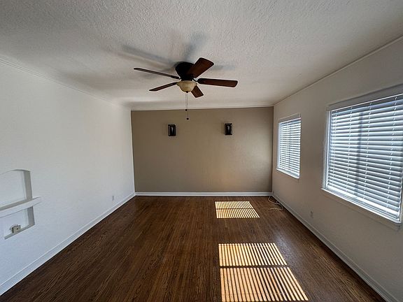 2nd image of 2065 1/2 W Carson St