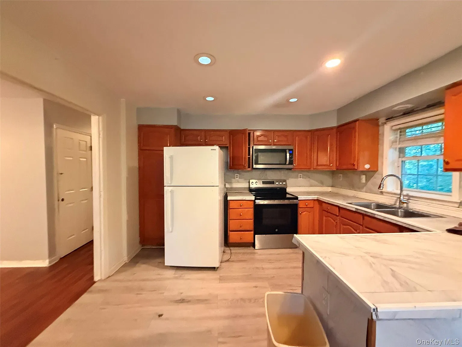 3 bed, 2.0 bath, 1232 sqft, $2,000 — Photo 3
