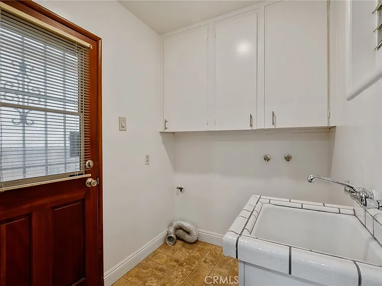 983 W 10th St — Photo 11