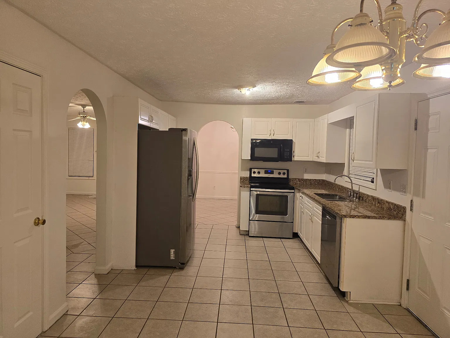 4 bed, 2.5 bath, 1732 sqft, $2,300 — Photo 4