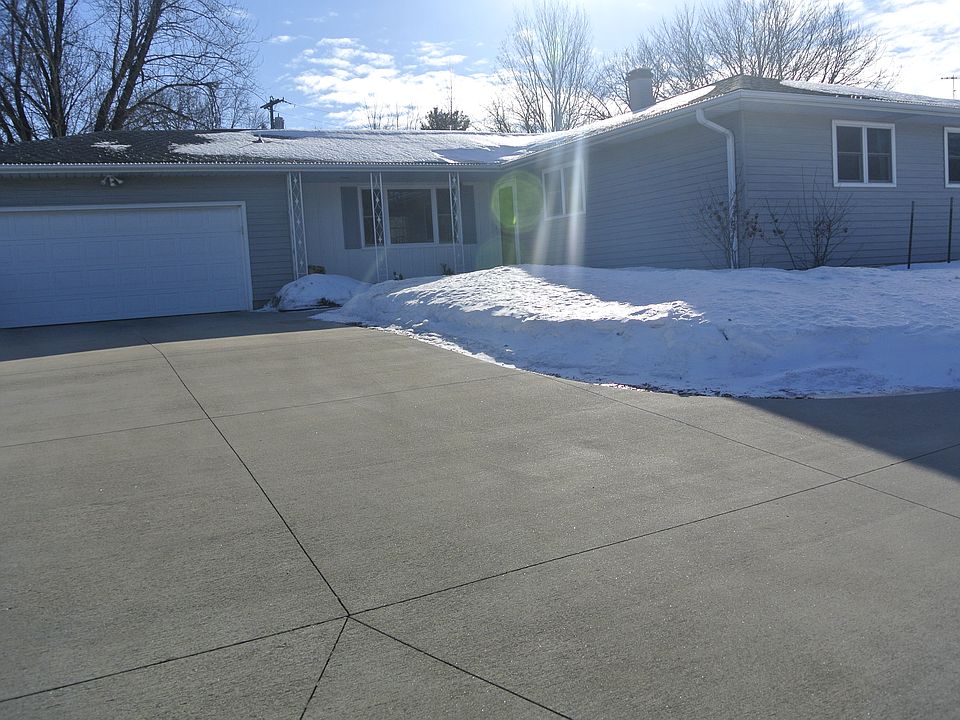 1203 E 3rd St. Anamosa