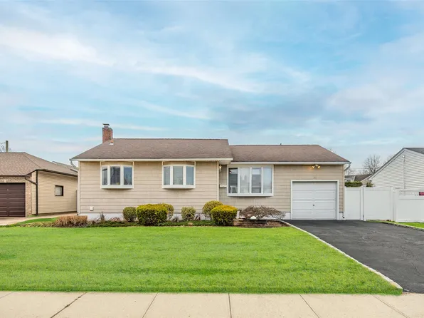 21 William Road, Massapequa, NY 11758
