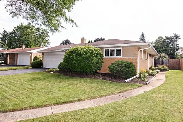 589 Patricia Ln photo 1