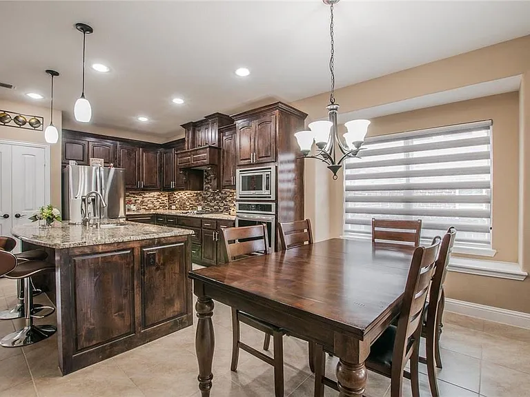 2440 Kingsgate Dr — Photo 4