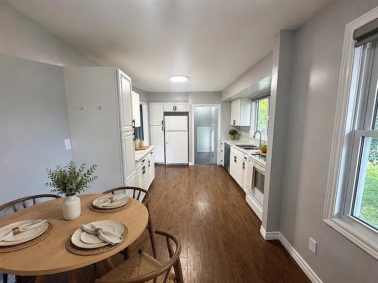 890 Hollands Ave — Photo 8
