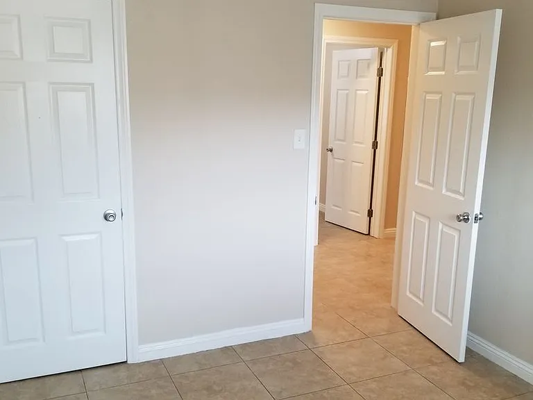 325 E Leatrice Ln — Photo 1