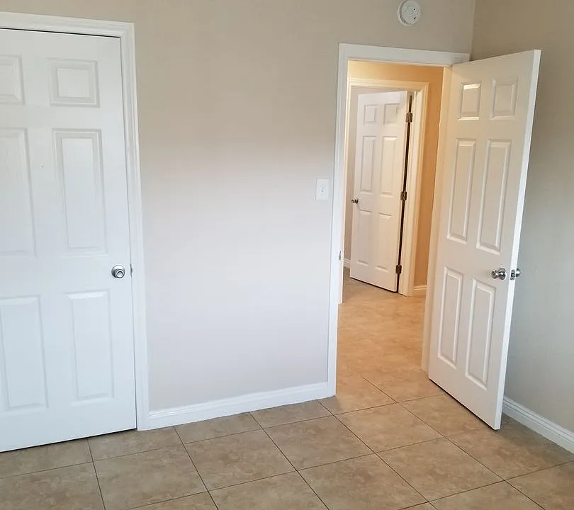 325 E Leatrice Ln