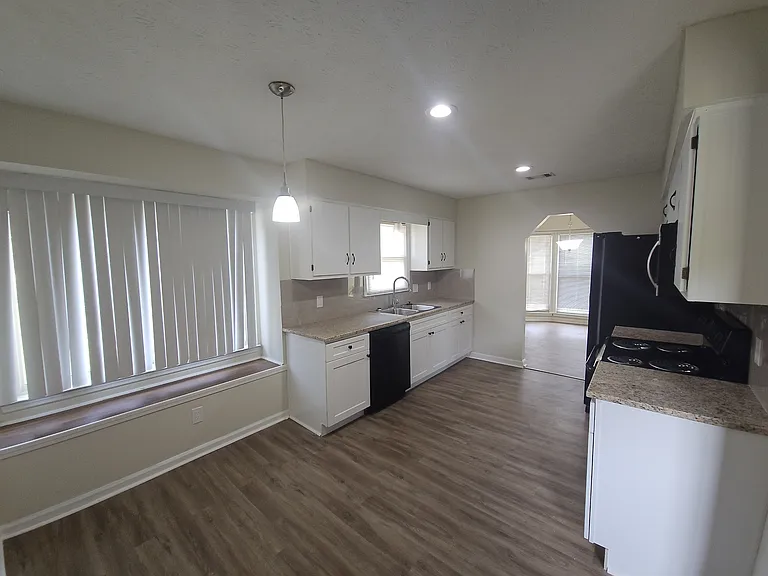 5727 Lexington Dr — Photo 9
