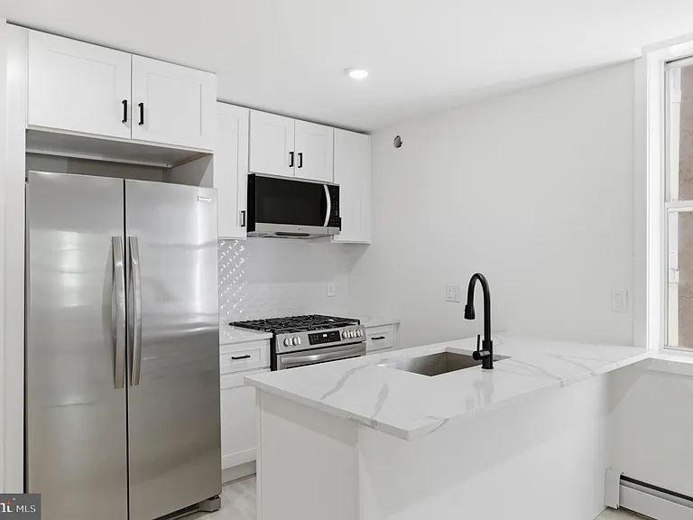 747-00 S 2nd St #2R — Photo 3